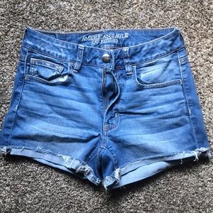 🌻American Eagle Distressed Jean shorts